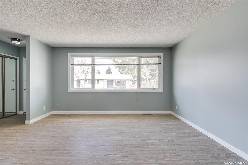 Greystone Heights新装修4房独立屋出售，地下室有一室一书房，厨房洗手间独立出入口独立套间可用于独立出租。步行至8街购物Superstore，greystone heights小学。去萨大也很方便。基本大部分大件都已更新升级：窗户，锅炉，热水器，地板，里外漆 - 6