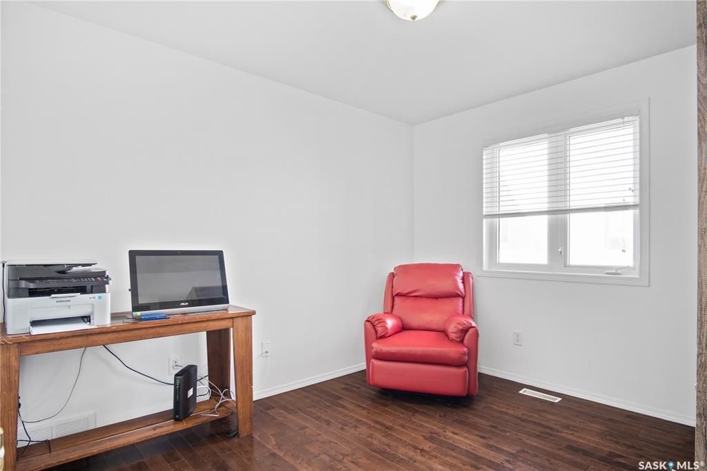 Arbor Creek小区2001年建1850尺4室4卫双层独立屋出售。大地块9000尺+，位置佳，步行小学，近公园，生活设施齐全，周边交通便利。一层挑高，前厅，正餐厅，宽敞明亮大客厅，天然气壁炉。开放式全新装修厨房，大理石台面，全新不锈钢家电，还有大量的储物空间。餐厅大落地窗， - 17