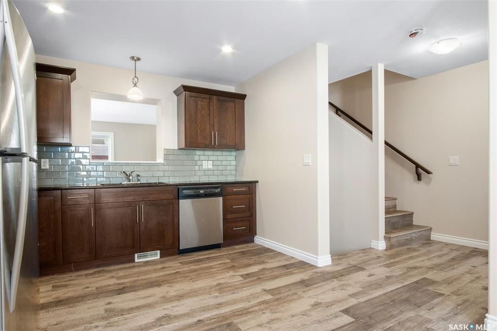 Stonebridge小区4房4卫翻新升级联排出售。近1500尺超大面积，步行至周围小学，公园，购物。大厅12尺挑高，全屋大部分全新换合成板地板，全屋全新刷漆，厨房枫木橱柜大理石台面，楼上3个大卧室，主卧带步入式衣柜和独立洗手间，半地下室完全装修好一房间/活动厅，大窗户外加洗手间 - 10