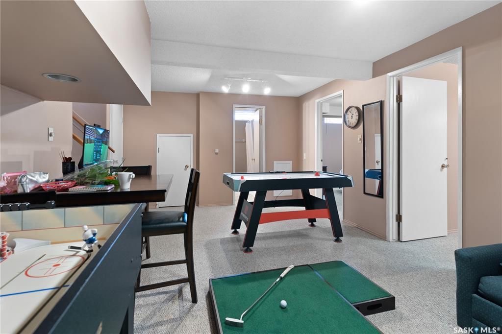 West College Park小区1797尺独立屋出售。位置位于小区核心安静街道，可步行到达双语小学，高中，8街购物等。5 房4卫3个大厅，地下室完全装修，主卧带独立洗手间，连房子双车库外加4车道。房屋门窗，地板，车库，厨房，外墙，室内墙面，瓦片，锅炉热水器大部分更新。后院宽 - 21