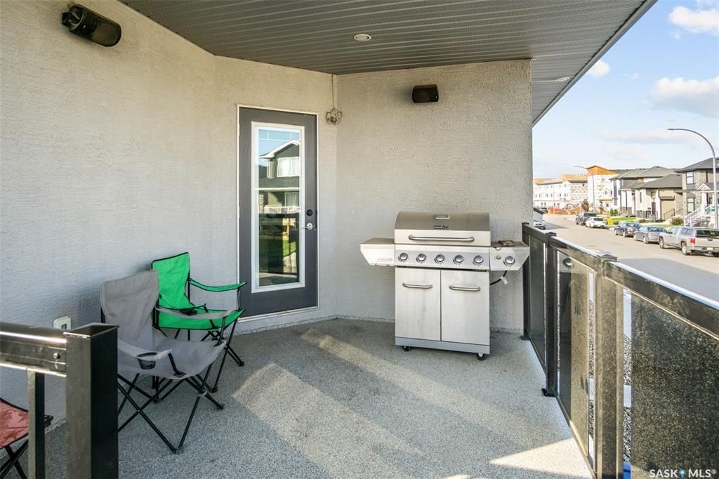 Aspen Ridge小区1165尺错层独立屋出售，本地西人业主，6房3卫，半地下室大窗带合法出租1厨1厅 2房间1卫分电表，独立出入独立洗衣烘干，独立热水器换风系统，另有1大厅或者房间用于主层住户使用，高档装修，全屋9尺，大理石台面，升级厨柜，双车库，拐角地块多停车位，带顶露台 - 24