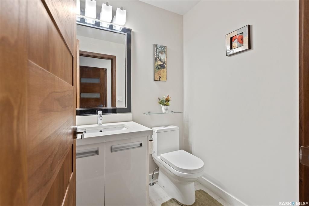 Willowgrove小区2014年建3房3卫联排别墅出售。本地人业主，地理位置安静私密，房屋年代新，整体保养好。交通便利，可步行至两所小学和公园，近百年高中，近购物中心。一楼多窗户朝南自然光充足，客厅宽敞明亮。实木地板，理石台面，纽约现代风橱柜，不锈钢家电。二楼3大卧室，主卧超 - 6