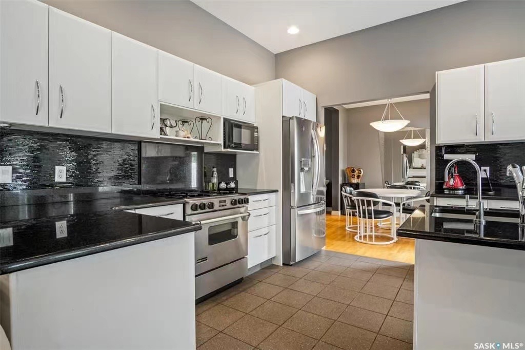 ERINDALE小区最佳路段大地块，2129尺4房4卫1书房独立屋出售。位于公园和湖的对面，步行可达两所小学。外观设计高档大气，内部明净高级装修。一楼实木地板和瓷砖地板组合，挑高10尺层高，超大客厅，大家庭厅，外加书房（大尺寸可作为另一个卧室）。开放式厨房，花岗岩台面，瓷砖背板， - 7