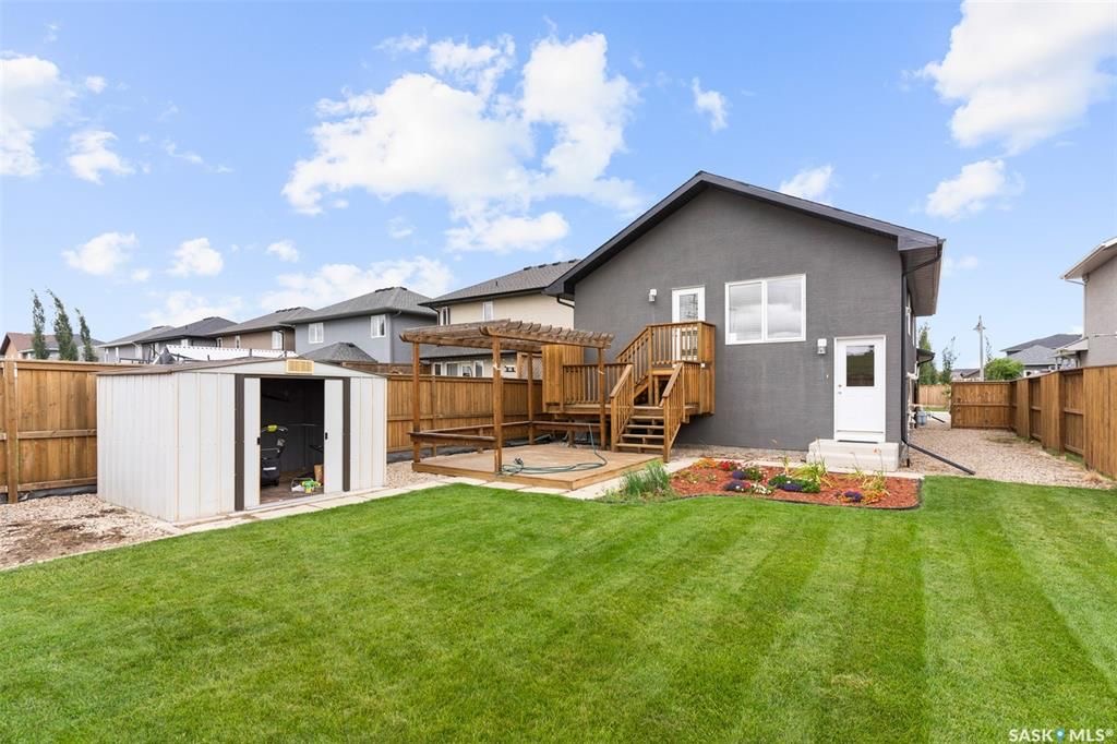 Stonebridge小区近1410尺错层独立屋出售，5房3卫，半地下室带合法出租2房1厅1厨1卫分电表，独立出入独立洗衣烘干，独立热水器。高档装修，连房加大尺寸双车库，双层露台。后院私密性好没有邻居相连。主层挑高顶，木地板，枫木橱柜，大厨房带独立角柜，主卧带独立洗手间和步入衣柜 - 31