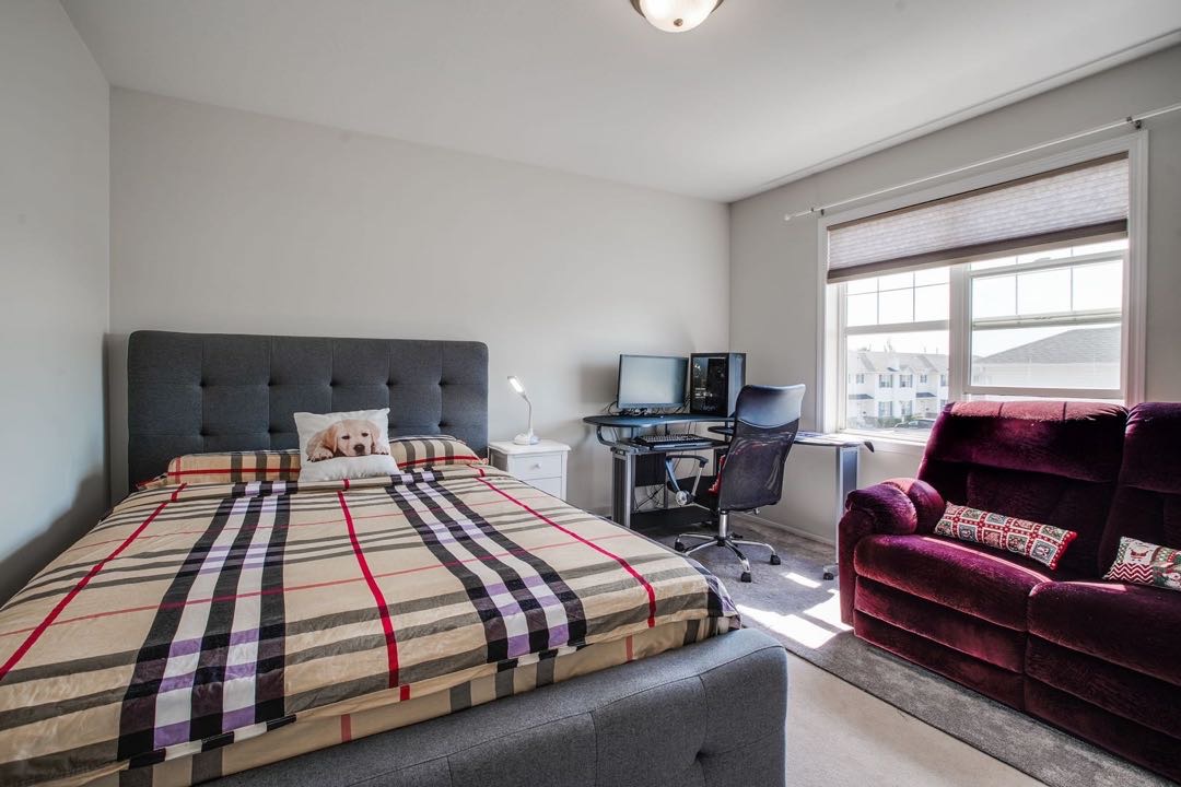 Lakewood小区3房2卫联排出租，2003年建，地下室完整装修有一大厅。边户，带私密独立露台。外带地上室外双车位。房屋状况新保养好。租金$1400/月包水，除雪除草。可含少量家具。一年起租约。不抽烟不养宠物。希望租客守法守信干净整洁。 - 6