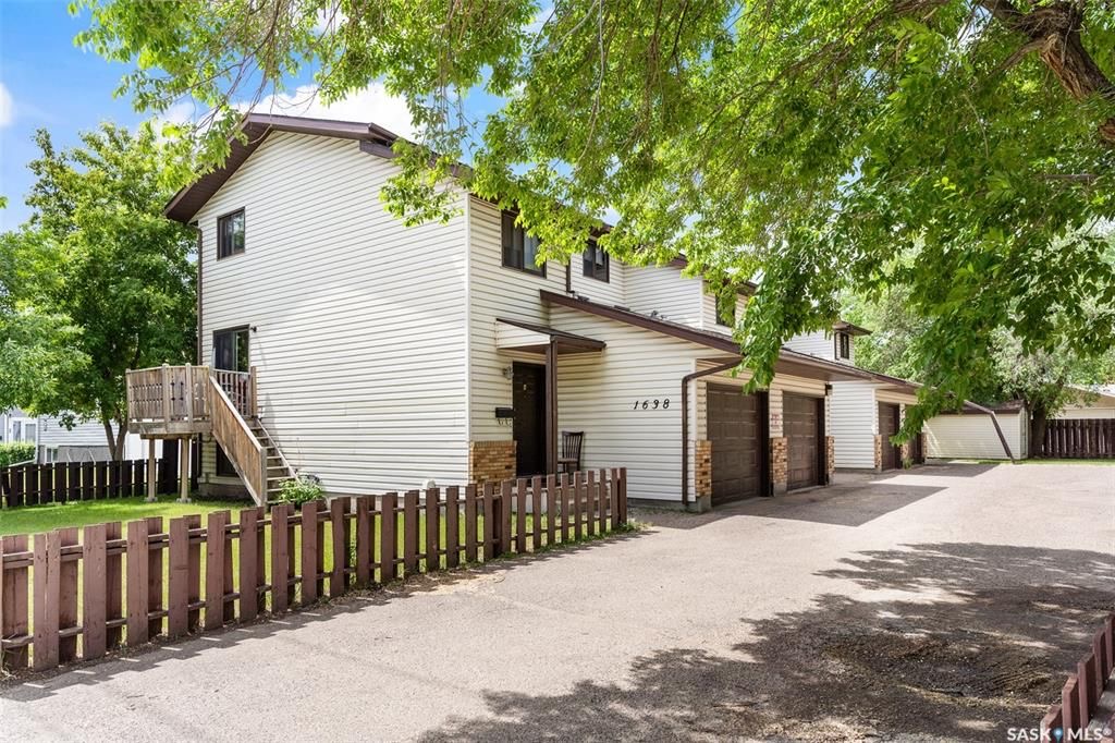 Sutherland小区4 房3卫联排出售。本地人业主，位置便利，近大学。连房子单车库外加一个室外车位。大窗户明亮，新不锈钢家电，新合成板地板和部分地毯，地下室完整装修有一房一厅一简易厨房水吧，另外带一独立露台。房屋近期更新，维护好。挂牌价格：$235000。 有意请联系地产经纪 - 25