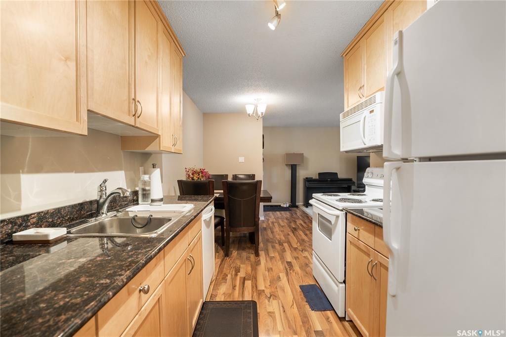 Wildwood小区核心路段3房2卫边户公寓出售，步行至8街购物，小学，公园，游泳馆，室内网球，图书馆。带大露台及储物间，双车位，枫木厨房大理石台面，明亮客厅带电子壁炉，主卧带独立洗手间。独立洗衣机烘干机（2022新换）。社区有健身房，壁球，桌球设施。可自住或投资。挂牌价格：$1 - 14