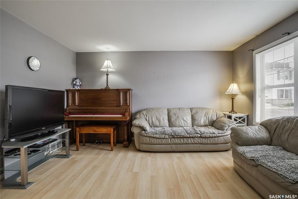 Lakewood小区2003年建3室2卫联排，安静边户，2车位，独立露台，空调。地下室完整装修有1个多功能厅。可以步行至附近商业购物方便，近小学。状况好，保养如新，开价$234900 有意请联系地产经纪Gary Gai - 6