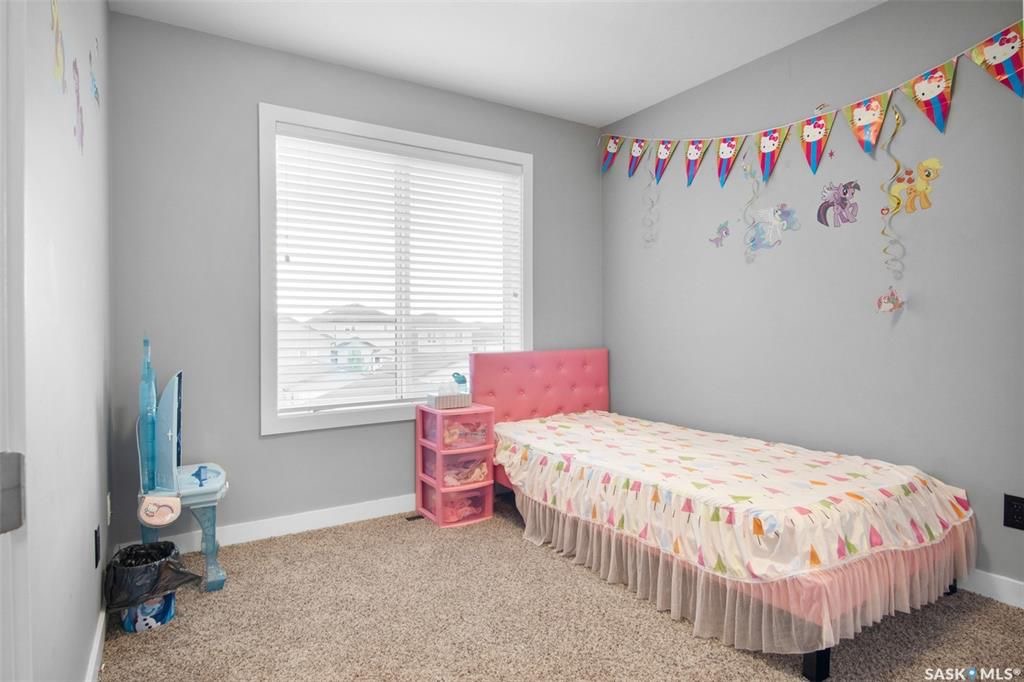 EVERGREEN小区2012年1265尺4房3卫双层独立屋出售。房屋位置佳，步行可达两所学校，公园购物，近高中，周围生活设施齐全。外墙采用石材装饰，一楼实木和瓷砖地板。客厅大窗户好彩光。厨房中岛大理石台面，全部不锈钢设备，多橱柜，带角柜，储物空间足。二楼三间全尺寸卧室。主卧外带 - 15