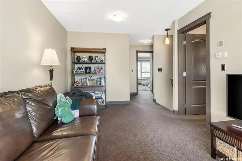 Willowgrove小区Blackrock建筑商两层4房4卫独立屋出售。位于小区安静私密钥匙扣路段，近小学，公园，购物。高档装修，三层窗户，实木地板，天然气石头装饰壁炉，枫木厨房大理石台面，升级洁具。二楼外加多功能厅。主卧带步入衣柜，豪华装修洗手间。地下室装修有一房一活动厅一卫 - 15