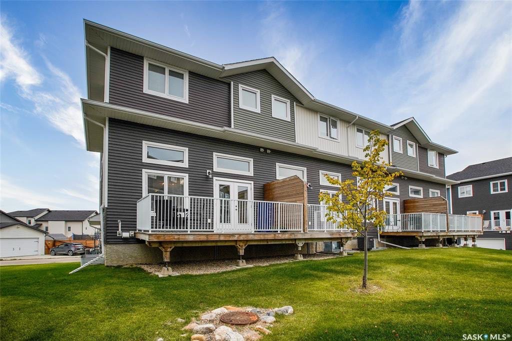 Evergreen小区1656尺4房4卫边户联排屋出售。安静位置，步行100米至两所小学，大公园。越层挑高顶，落地大窗户，彩光极好，高档装修，大理石台面，现代橱柜，不锈钢家电。大露台。主卧带独立洗手间大衣柜，地下室大窗户。 另有连房单车库，中央空调，换风系统。2015年建，房子状 - 5