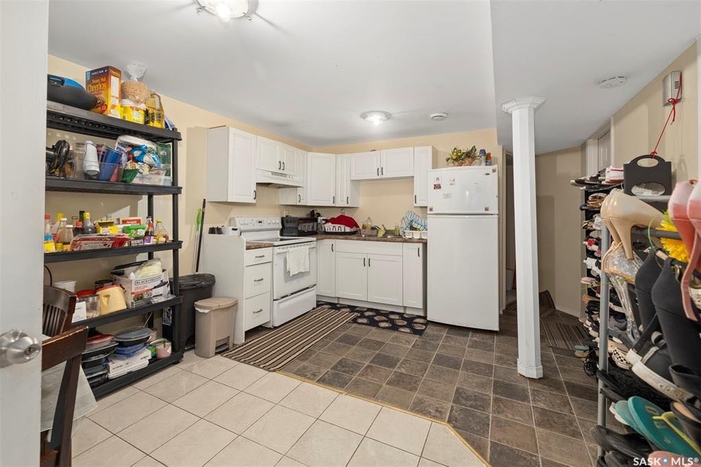 West College Park 步行100米至Evan Hardy小学，全新装修5房5卫独立屋出售，地下室带2室2书房3洗手间独立厨房出租套间。本地人业主。楼上3房2卫，主卧带洗手间，新窗户，新地板，新台面，但车库外加5车位。布局合理，适合自住加投资。开价$415000 - 8