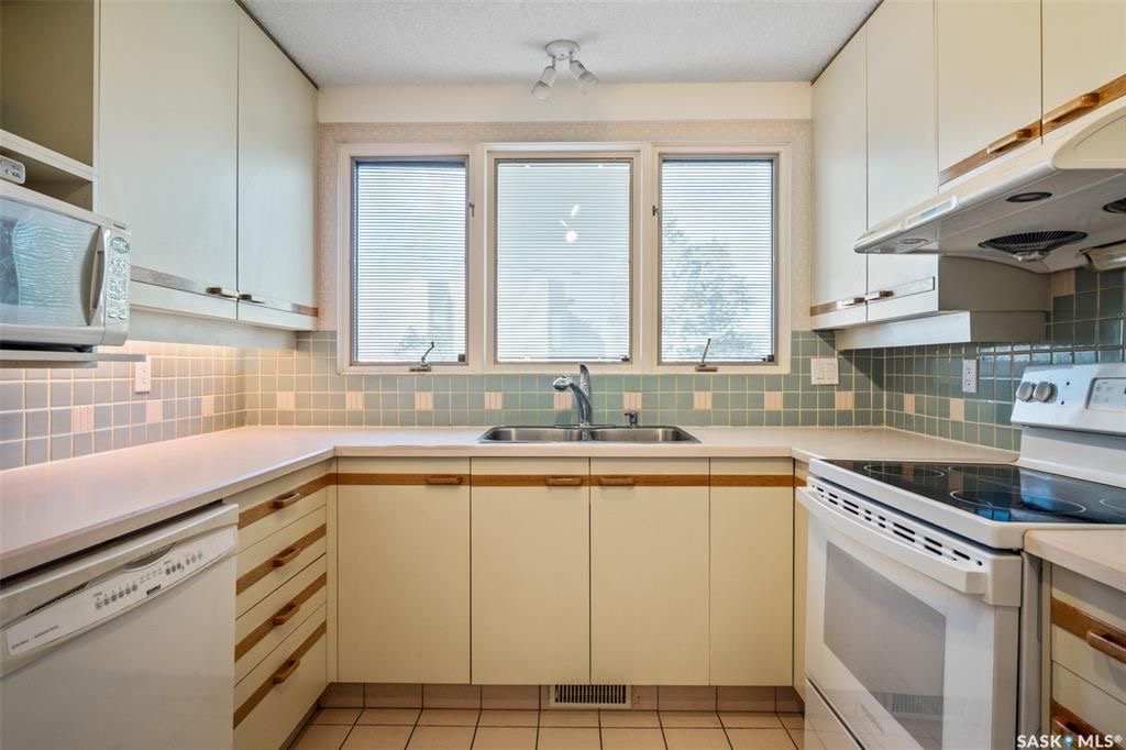 GREYSTONE HEIGHTS小区最佳位置大地块，步行至小学，公园，8街购物，近大学。1556尺3房3卫2书房独立屋出售，房子总占地7569尺。背靠小学公园，出行便利，生活设施齐全。一楼全实木地板，宽敞大客厅，厨房有充足的储物空间。大尺寸卧室，主卧带独立洗手间。地下室全部装修 - 8