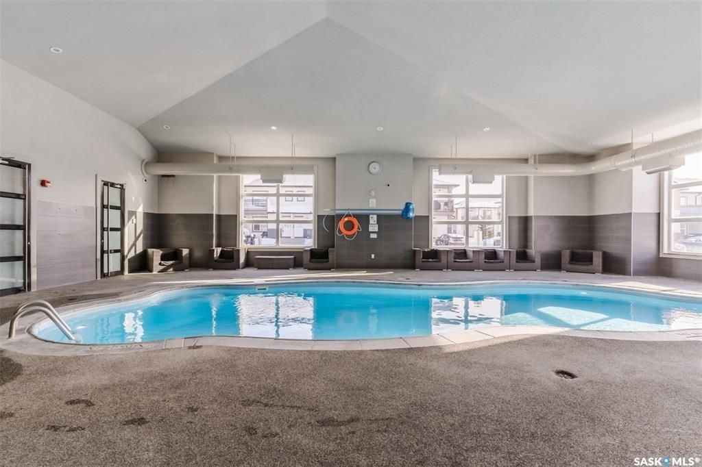 Willowgrove 小区两房一卫带未装修地下室边户联排出售。高档装修，多窗户好采光，开放式设计，竹木地板，厨房大理石台面，现代带阻尼橱柜，不锈钢家电。洗手间瓷砖地板带浴缸。卧室合成板地板。全新刷漆。外带一个室外停车位。小区内有健身房，游泳池等公共设施。位置方便近公园，学校，购 - 26