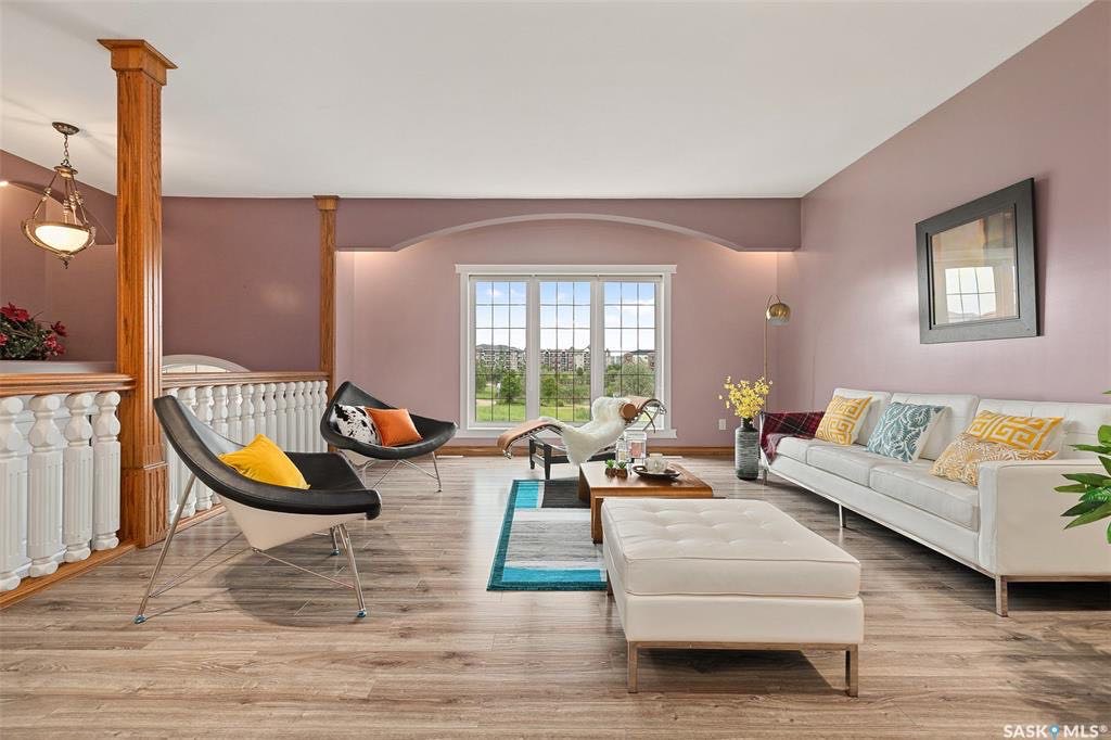 Briarwood小区1476尺错层独立屋出售，面对公园，私密好景致，2008年建，保养极佳。4房3卫，挑高顶，大客厅，大尺寸房间。大院子私密性好。地下室完整装修，大窗户。加大尺寸双车库，室外三车道。另配高效锅炉热水器，新风系统。挂牌价格：$559000  - 4