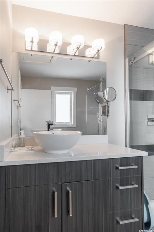 Evergreen小区2014年建大尺寸1532尺高档装修3房3卫独立屋出售。步行可至小学公园。一层和地下均为9尺层高。客厅实木地板，厨房大理石台面岛台现代定制橱柜。主卧带双衣柜及独立洗手间。特色升级有全新中央空调（2021），三层窗户，加高地脚线，前后露台，另有独立院子及大尺寸 - 8