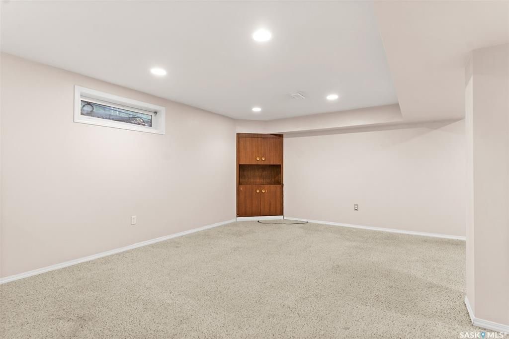 绝佳好位置Greystone Heights小区，步行至大学，8街购物等设施。大尺寸1310尺4房4卫平层独立屋出售。占地7326尺大地块，原橡木地板，客厅带天然气壁炉，好彩光，主卧带独立洗手间，地下室带独立出入口，完整装修有一个多功能厅带水吧台，独立书房，一个大窗户卧室，另有2 - 25