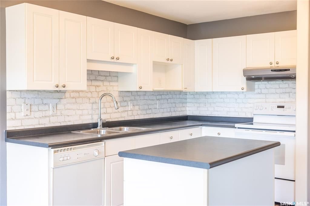 Arbor Creek小区 1364尺双车库联排边户出售。背靠绿地公园。位置安静便利。附近有小学，高中。多窗户大客厅，二楼2个大卧室外加一个大多功能厅。地下室装修有1活动厅带窗户外加完整洗手间。新换瓦片，刷漆，车库门 ，地板，部分家电。挂牌价格 $334900。 - 8