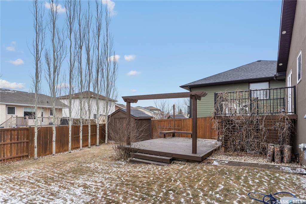 Willowgrove小区Royalty建商2009年建1324尺错层4室3卫独立屋出售。安静内街，步行近公园，学校，购物。高档装修配置：挑高层高，实木地板，厨房大理石台面升级橱柜搭配背景墙砖，不锈钢家电，新冰箱。超大主卧带步入式衣柜，豪华洗手间带按摩浴缸。半地下室大窗户专业装修 - 26