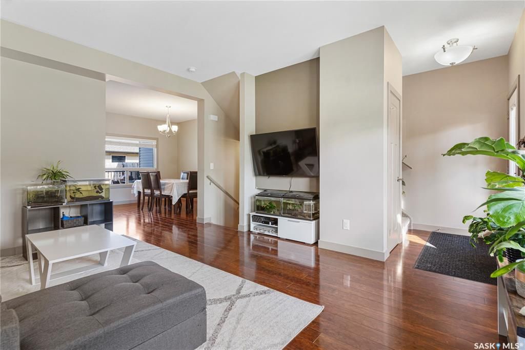 Evergreen小区核心路段2014年建1314尺3房3卫联排别墅出售。房屋状况如新，可步行至小学和公园，近高中近购物。一楼客厅宽敞明亮，9英尺层高，高级复合板地板，全花岗岩台面，枫木橱柜带阻泥，厨房不锈钢家电齐全。二楼3个大卧室，洗衣房，超大主卧带完整洗手间和步入式衣柜。地下 - 6