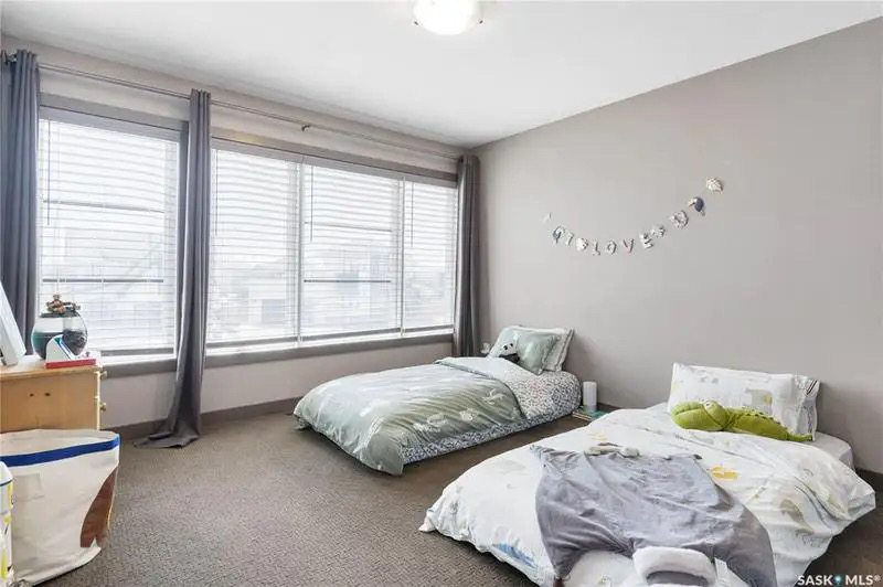 Willowgrove小区Blackrock建筑商两层4房4卫独立屋出售。位于小区安静私密钥匙扣路段，近小学，公园，购物。高档装修，三层窗户，实木地板，天然气石头装饰壁炉，枫木厨房大理石台面，升级洁具。二楼外加多功能厅。主卧带步入衣柜，豪华装修洗手间。地下室装修有一房一活动厅一卫 - 22