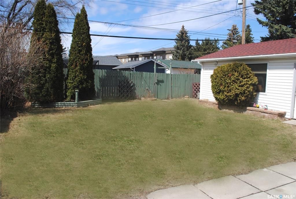 核心路段5房2卫大地双车库独立屋出售。步行百米至8街Greystone小学公园，8街Superstore购物。房屋近期升级有：PVC 窗户，合成木地板，橱柜，洗手间，热水器，屋顶瓦片。 地下室有独立出入，大窗户2房1厅1卫。水吧台带mini炉灶。可自住或投资出租。挂牌价格：$35 - 24