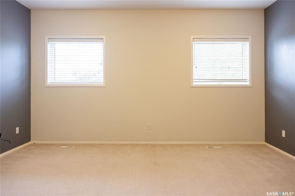 Arbor Creek小区 1364尺双车库联排边户出售。背靠绿地公园。位置安静便利。附近有小学，高中。多窗户大客厅，二楼2个大卧室外加一个大多功能厅。地下室装修有1活动厅带窗户外加完整洗手间。新换瓦片，刷漆，车库门 ，地板，部分家电。挂牌价格 $329900。详情联系Royal - 19