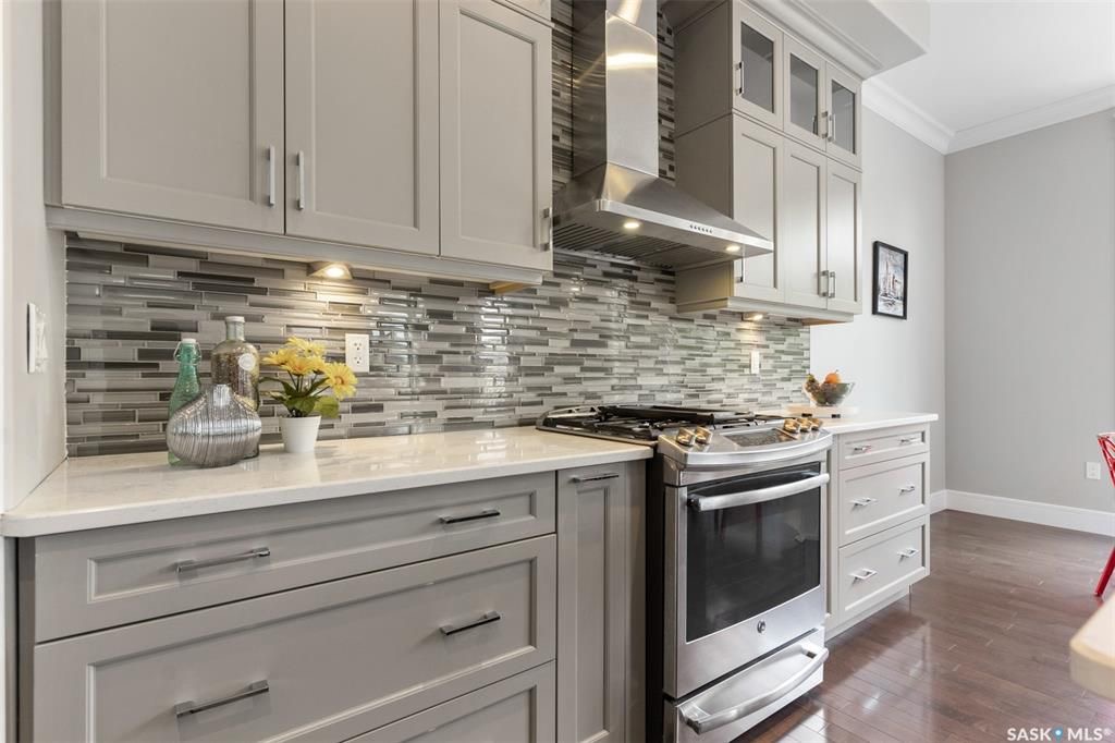 Rosewood小区核心安静路段，步行至小学公园，近2600尺5房5卫豪华装修独立屋出售。一楼入户挑高顶，超大独立办公室，实木地板，10尺层高，超大客厅天然气壁炉，开放式厨房，枫木橱柜到顶，大理石台面，天然气明火炉头。 二楼4房3卫。主卧带干湿分离洗手间地热，双洗手台，步入式衣柜 - 11