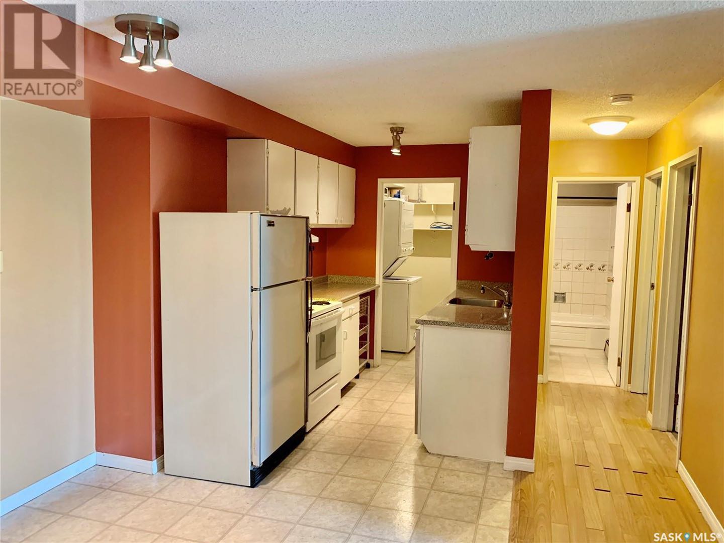 Wildwood小区850尺2室1卫公寓出售。靠近8街，背靠绿地和高尔夫球场，景色优美，环境安静。近公园，等其他生活设施，公交线路发达，交通非常便利。一层公寓，含阳台，一个地上车位，独立洗衣烘干机。屋内有壁炉，厨房设备齐全。挂牌价格：$119，000。有意请联系地产经纪Gary - 7