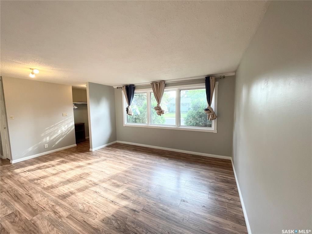 核心路段5房2卫大地双车库独立屋出售。步行百米至8街Greystone小学公园，8街Superstore购物。房屋近期升级有：PVC 窗户，合成木地板，橱柜，洗手间，热水器，屋顶瓦片。 地下室有独立出入，大窗户2房1厅1卫。水吧台带mini炉灶。可自住或投资出租。挂牌价格：$35 - 7