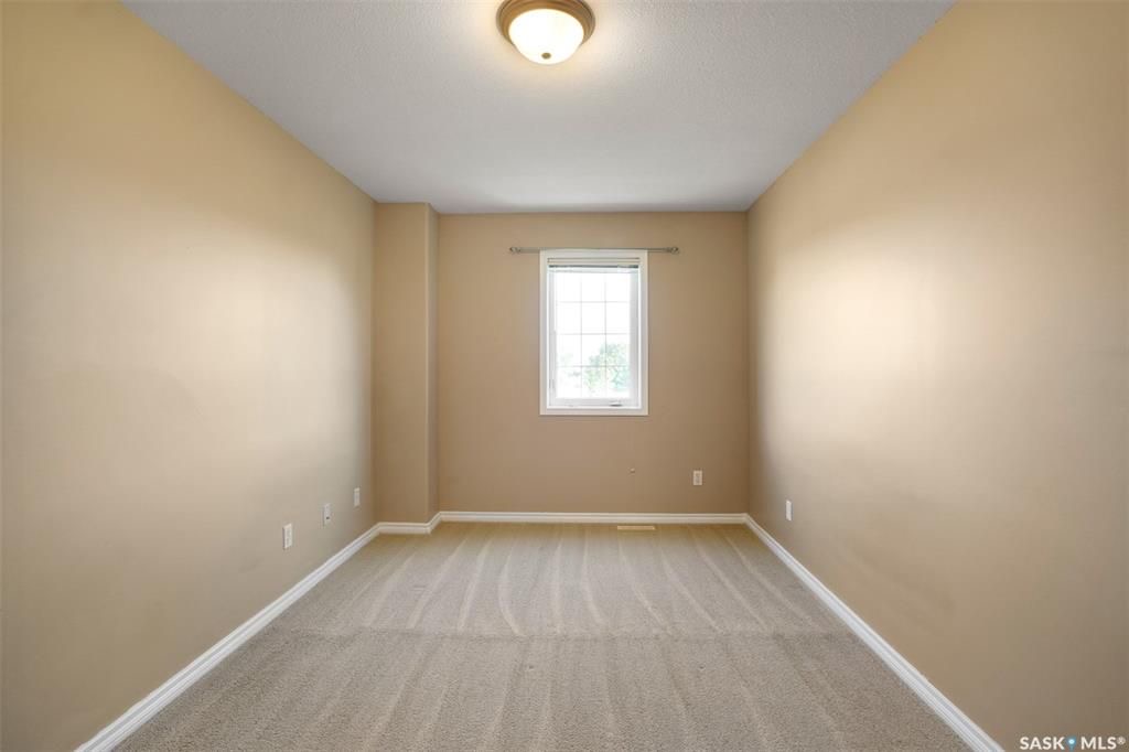 Briarwood小区私密联排出售3房3卫，安静边户多窗户采光好，安静私密绿地，背面没有邻居。二楼三个大尺寸房间，地下室装修有1超大多功能厅外加洗手间，保养如新，实木地板，升级橱柜，天然气壁炉，天窗，中央冷气等。挂牌价格 $285000。详情联系地产经纪Gary Gai 盖王睿  - 19