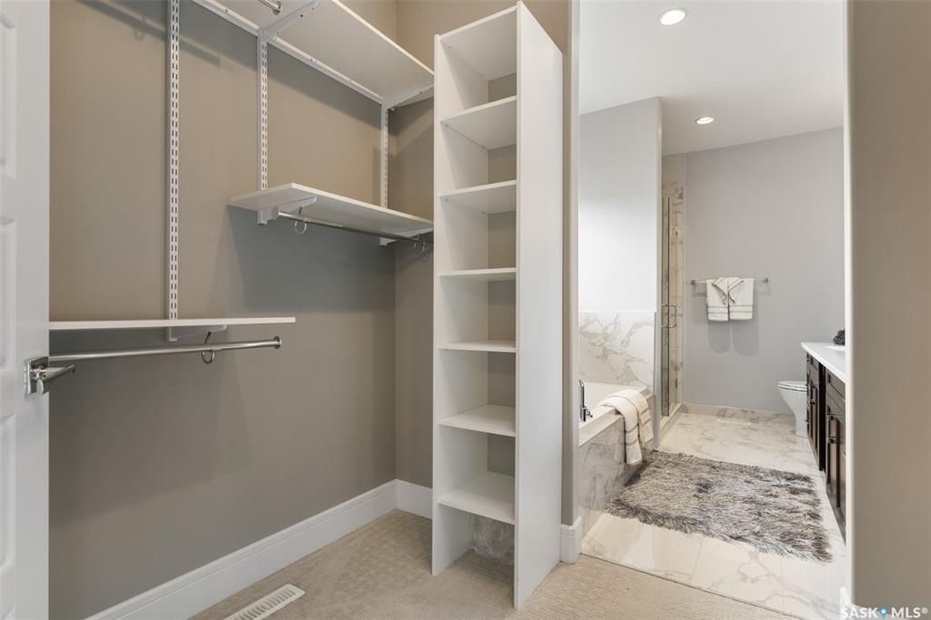 Rosewood小区核心安静路段，步行至小学公园，近2600尺5房5卫豪华装修独立屋出售。一楼入户挑高顶，超大独立办公室，实木地板，10尺层高，超大客厅天然气壁炉，开放式厨房，枫木橱柜到顶，大理石台面，天然气明火炉头。 二楼4房3卫。主卧带干湿分离洗手间地热，双洗手台，步入式衣柜 - 22