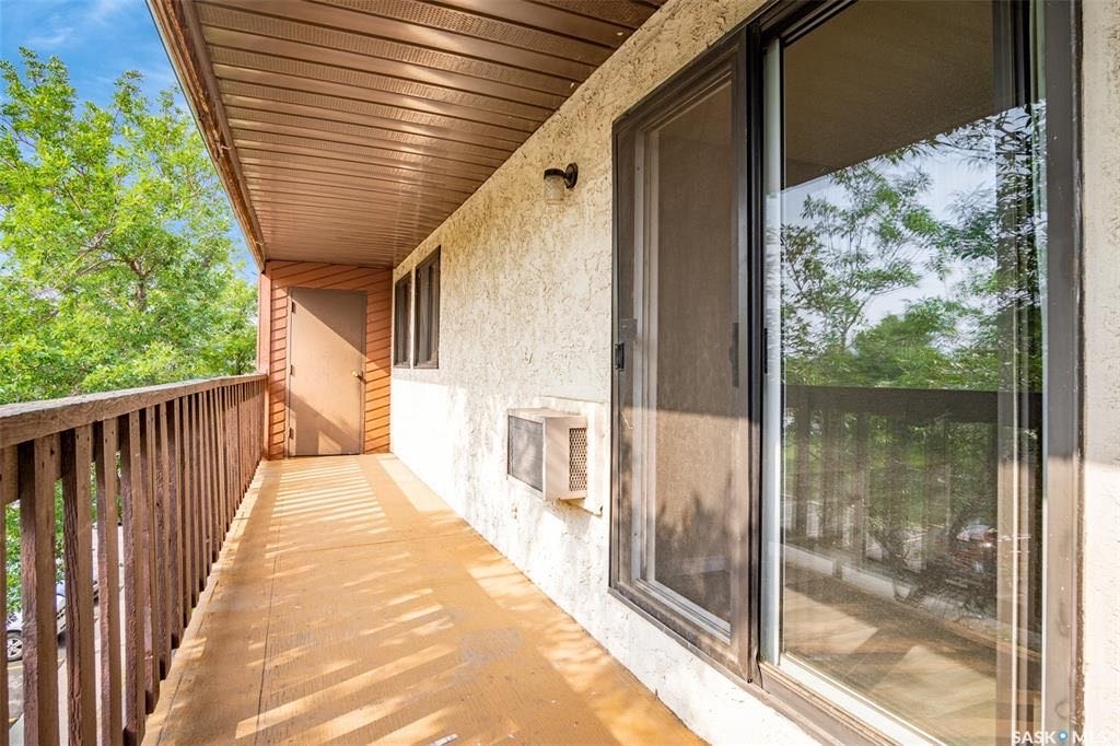 Wildwood小区868 尺2室1卫公寓出售。位于Saskatoon繁华的8th Street，近高尔夫球场，公园，civic center，交通便利。顶层西朝向公寓，含阳台，一个地上车位，独立洗衣烘干机，全新合成地板，墙壁全新。橱柜，洗手间和部分家电近期更新。挂牌价格：$12 - 9