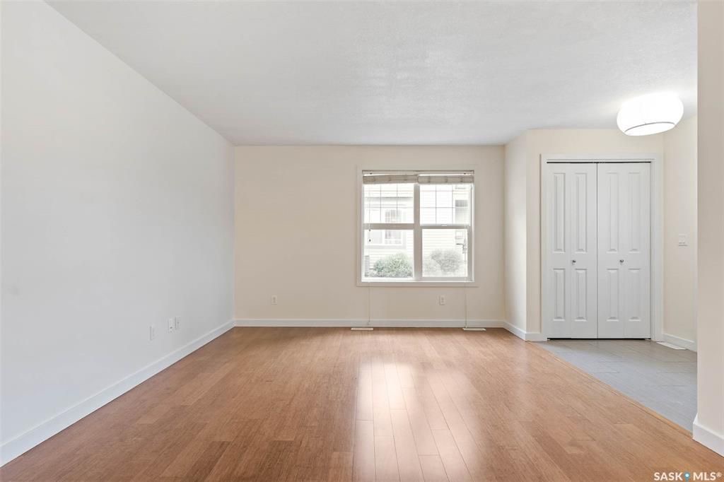 Willowgrove 小区两房一卫带未装修地下室边户联排出售。高档装修，多窗户好采光，开放式设计，竹木地板，厨房大理石台面，现代带阻尼橱柜，不锈钢家电。洗手间瓷砖地板带浴缸。卧室合成板地板。全新刷漆。外带一个室外停车位。小区内有健身房，游泳池等公共设施。位置方便近公园，学校，购 - 10