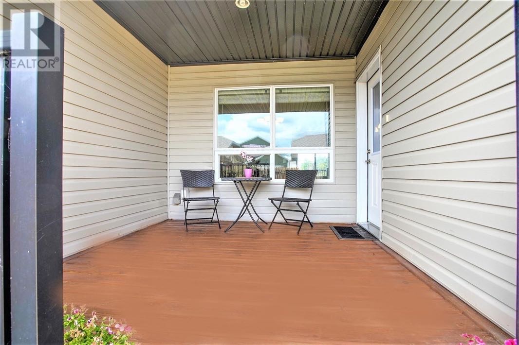 Willowgrove小区 2012年建，3房3全卫联排出售，位置便利，步行100米至小学，公园，也可步行至附近购物和Centennial Collegiate和St Joseph high school高中。安静路段，远离工地和公寓楼，一手房主保养佳，多窗户，大院子，一楼9尺高 - 7