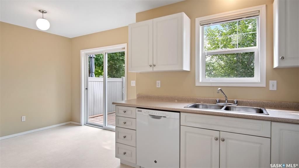 Lakewood小区2003年建3室2卫联排，背靠公园和湖景优美 ，私密大露台，实木地板，有空调。可以步行至附近商业购物方便，近小学。全新刷漆，保养状况好，带两个停车位。地下室未装修。开价$229000。 有意请联系地产经纪Gary Gai 3063413677 微信：gar - 8