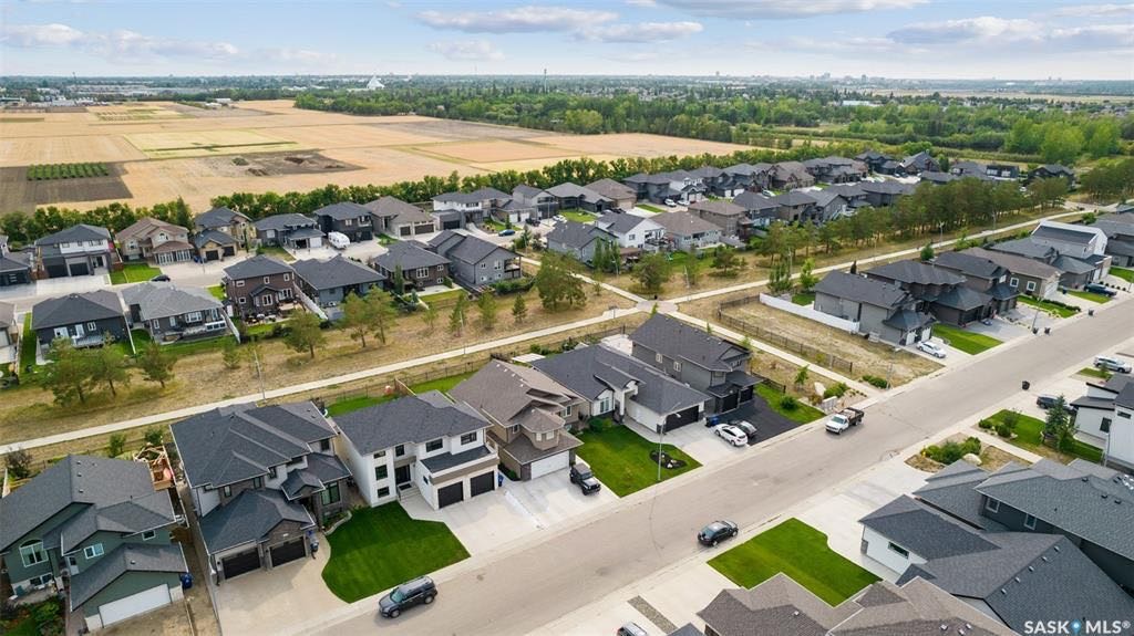 Evergreen小区最好核心路段近1935尺4房4卫双层独立屋出售，后院面积超大且背靠绿地无邻居，私密性强，且安静宜居。房屋年代新保养佳。房子朝南，朝向好且超大多窗户，阳光充足。厨房石英石台面，高级名牌厨房设备。二楼大尺寸房间，主卧地采暖，且风景好自带朝向后院的阳台。挑高层高2 - 4