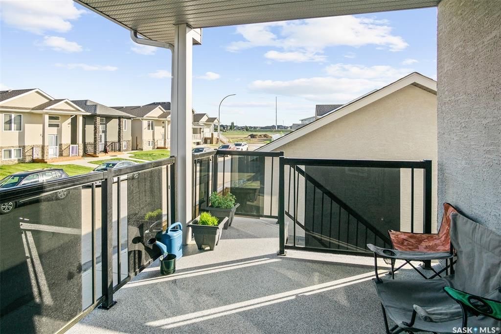 Aspen Ridge小区1165尺错层独立屋出售，本地西人业主，6房3卫，半地下室大窗带合法出租1厨1厅 2房间1卫分电表，独立出入独立洗衣烘干，独立热水器换风系统，另有1大厅或者房间用于主层住户使用，高档装修，全屋9尺，大理石台面，升级厨柜，双车库，拐角地块多停车位，带顶露台 - 23