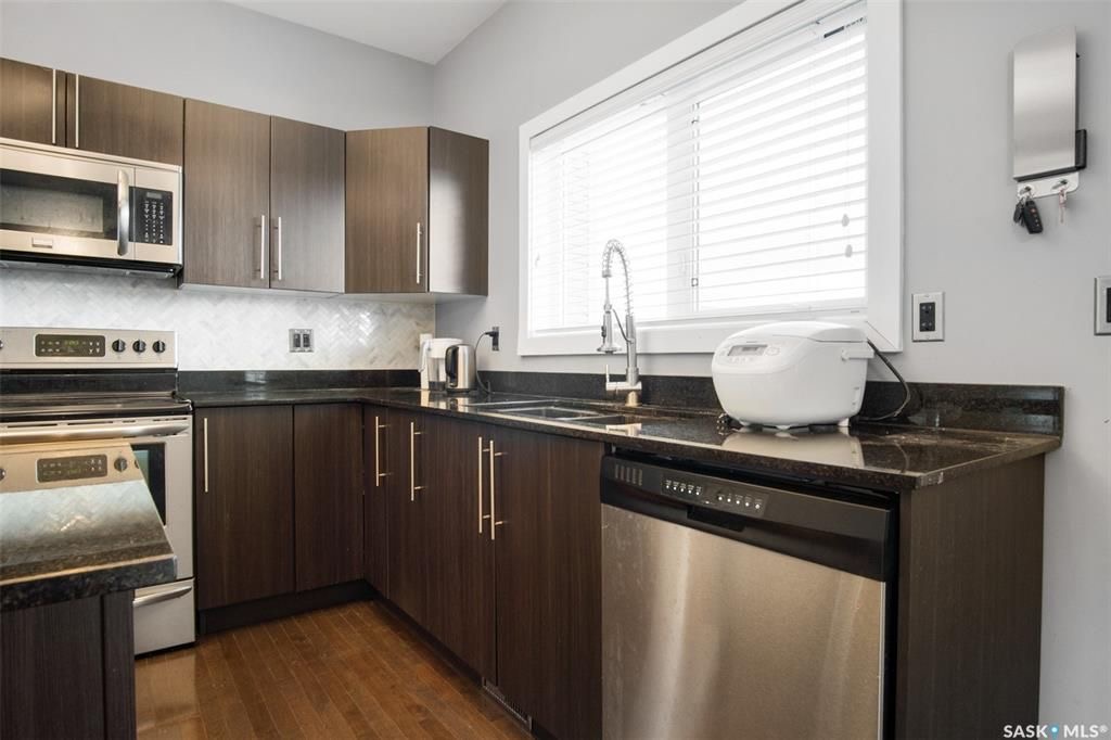 EVERGREEN小区2012年1265尺4房3卫双层独立屋出售。房屋位置佳，步行可达两所学校，公园购物，近高中，周围生活设施齐全。外墙采用石材装饰，一楼实木和瓷砖地板。客厅大窗户好彩光。厨房中岛大理石台面，全部不锈钢设备，多橱柜，带角柜，储物空间足。二楼三间全尺寸卧室。主卧外带 - 11