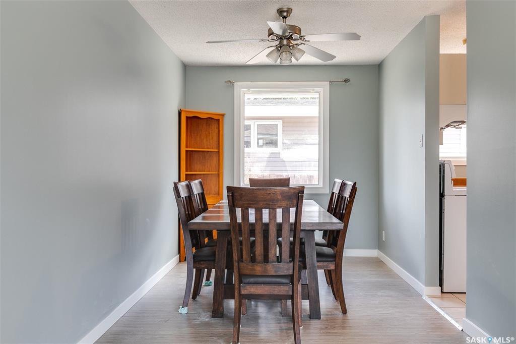 Greystone Heights新装修4房独立屋出售，地下室有一室一书房，厨房洗手间独立出入口独立套间可用于独立出租。步行至8街购物Superstore，greystone heights小学。去萨大也很方便。基本大部分大件都已更新升级：窗户，锅炉，热水器，地板，里外漆 - 4