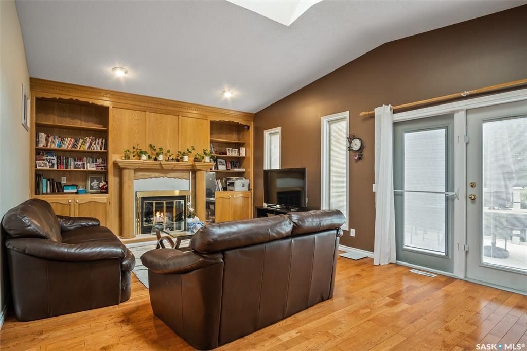 ERINDALE小区3室2卫1书房独立屋出售，1420尺。可以步行至两所小学以及两所高中。附近有商业区，购物方便。房屋保养好。一楼实木地板，开放式厨房，餐厅和一个带壁炉的家庭房。两间全尺寸卧室外加书房（可做卧室），地下室已装修，一个大家庭厅，一间卧室和一个洗手间。后院精心设计，大 - 6