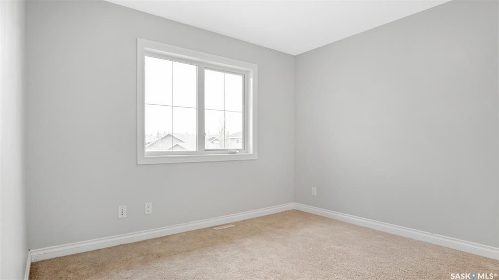 Evergreen小区2014年建3房3卫1书房大尺寸1804尺联排出售。带独立院子及连体车库。房屋特点：一楼书房，9次层高，新合成板地板，枫木厨房带不锈钢家电，客厅大窗好采光，二楼3个大卧室，主卧带步入式衣柜外加独立洗手间浴缸双洗手台。地下室未装修，高层高，带大窗户。房屋全新刷 - 17