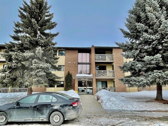 Wildwood小区828尺2室1卫公寓出售。位于近大学，近8街，近公园，商圈，且公交线路发达，交通便利。两间大尺寸卧室，各带大衣橱。3楼顶层边户安静，含阳台，一个地上车位，独立洗衣烘干机。挂牌价格：$125000。有意请联系地产经纪Gary Gai 盖王睿 3063413677 - 4