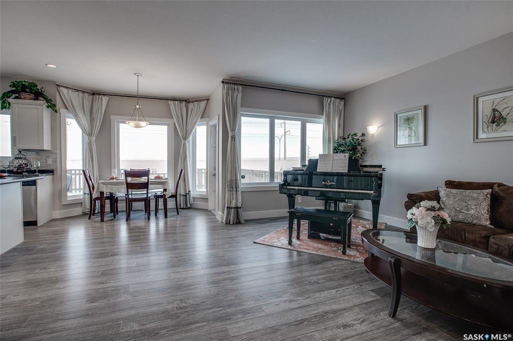 Evergreen小区4房4卫独立屋出售。可步行至两所Evergreen小学。 背靠私密绿化隔离带，采光极好，无遮挡视野好，一手房主，保养如新，不锈钢家电，大窗户，开放式大厨房带充足储物空间。二楼3个大房间，主卧带独立洗手间明卫。地下室专业装修有1房1多功能厅1卫。 - 5