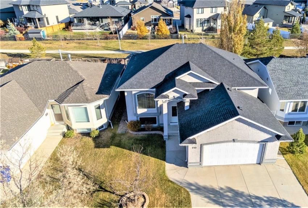 Silverspring小区最优路段之一，背靠公园步道，好风景，好彩光，1423 尺 bi level 错层 5房3卫，Royalty建商，实木地板，多窗户， 上下挑高层高，地下室大窗户，新瓦片，新洗衣烘干机，加大双车库。精心保养。大地块，私密好院子。挂牌价格：549000。有意 - 5