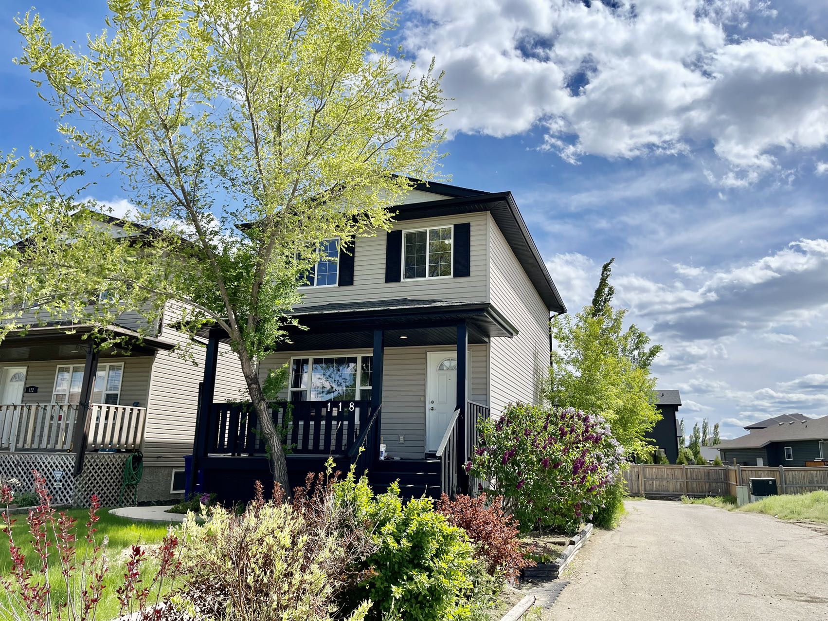 Willowgrove小区4房3卫两层独立屋出售1152尺，2007年建，本地业主，双车库带独立院子和大露台。合成板地板，枫木橱柜，带岛台和角柜，宽敞明亮客厅。2楼3房一洗手间，主卧带步入衣柜和水池梳妆台，地下室完整装修有一房一厅一卫。位置便利步行至小学，公园，超市购物。自住投资 - 3