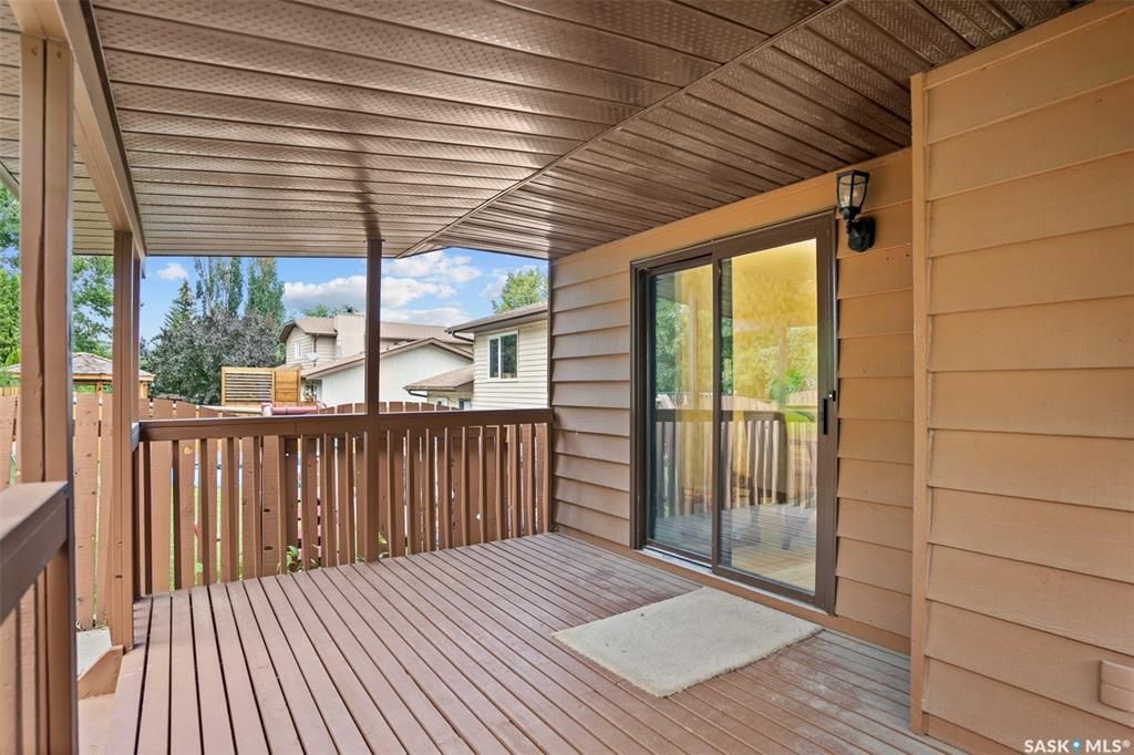 Lakeview小区步行至两所小学公园核心安静地段独立屋出售。4错层好采光，橡木橱柜，主卧带独立洗手间，第三层有超大家庭厅带经典吧台和独立出入门，洗手间有按摩浴缸。第四层装修有一个活动厅可作为第四个房间使用。大占地大院子，露台带顶棚。另有地下喷淋和全新换瓦片，部分更新新pvc窗户 - 19