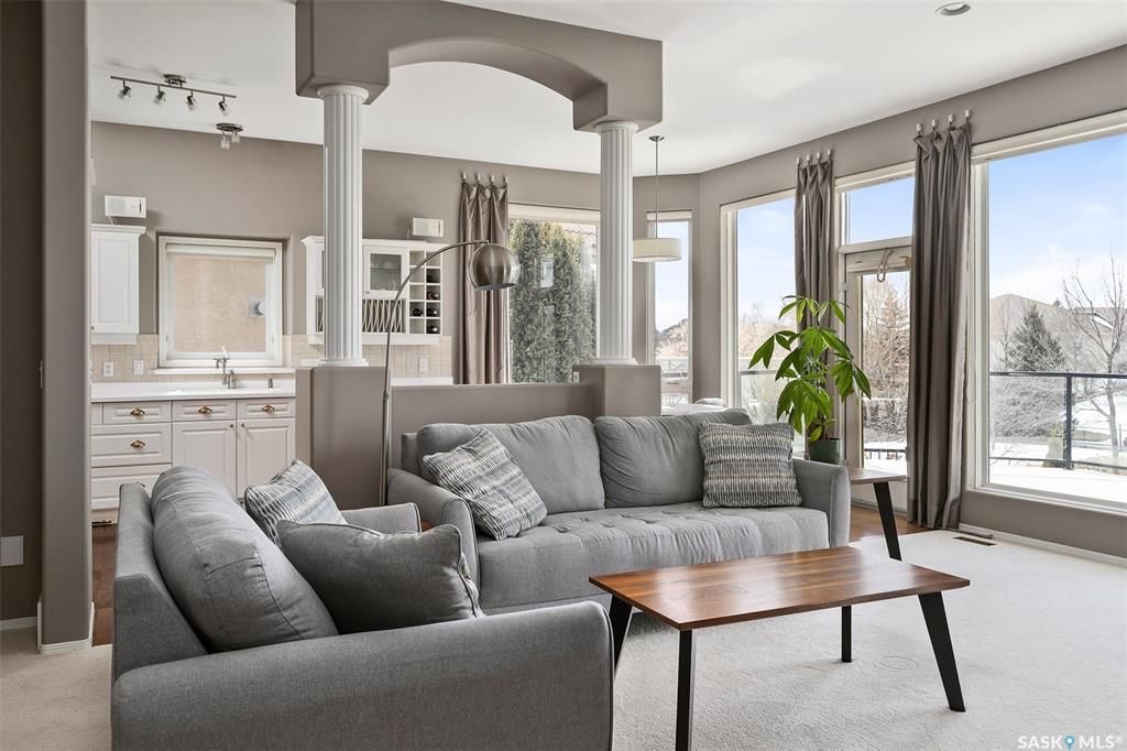 Arbor Creek小区绝佳位置超大地块背靠公园，近小学4房+1书房+3卫地下室步出式平层出售。高档装修，开放式设计，10尺层高，南向环绕大窗户，独特风景好采光，书房带嵌入式书柜，主卧带5片明卫洗手间。步出式地下室9尺层高，环绕音响，带高档水吧台，另外2个大卧室。后院扇形地块， - 4