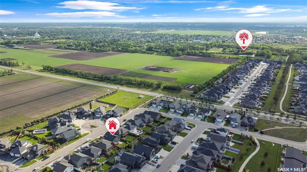 Evergreen 小区5房3卫错层独立屋出售，位于小区最优路段，安静宽敞私密，近小学，高中，公园，购物。高档装修，开放式设计，挑高尖顶，实木地板，飘窗，升级枫木厨房带不锈钢家电和角柜，全大理石台面及厨房背景砖，主卧带步入衣柜高档明卫干湿分离双洗手台洗手间，半地下室大窗户明亮如地 - 29