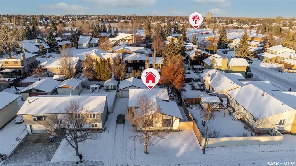 Lakeview 小区4错层1108尺独立屋出售，步行至Lakeview小学（英，法语），daycare，公园等。6房，洗手间全部翻新，双车库外加5个停车位，厨房大理石台面不锈钢家电，地下室带有独立厨房/水吧台。更新有锅炉热水器空调，地板，刷漆。空间充足，大院子成熟私密。挂牌价格 - 4